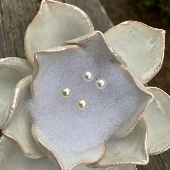 💋🆕 Delicate Golden Pearl Stud Earrings - Picture 2 of 5